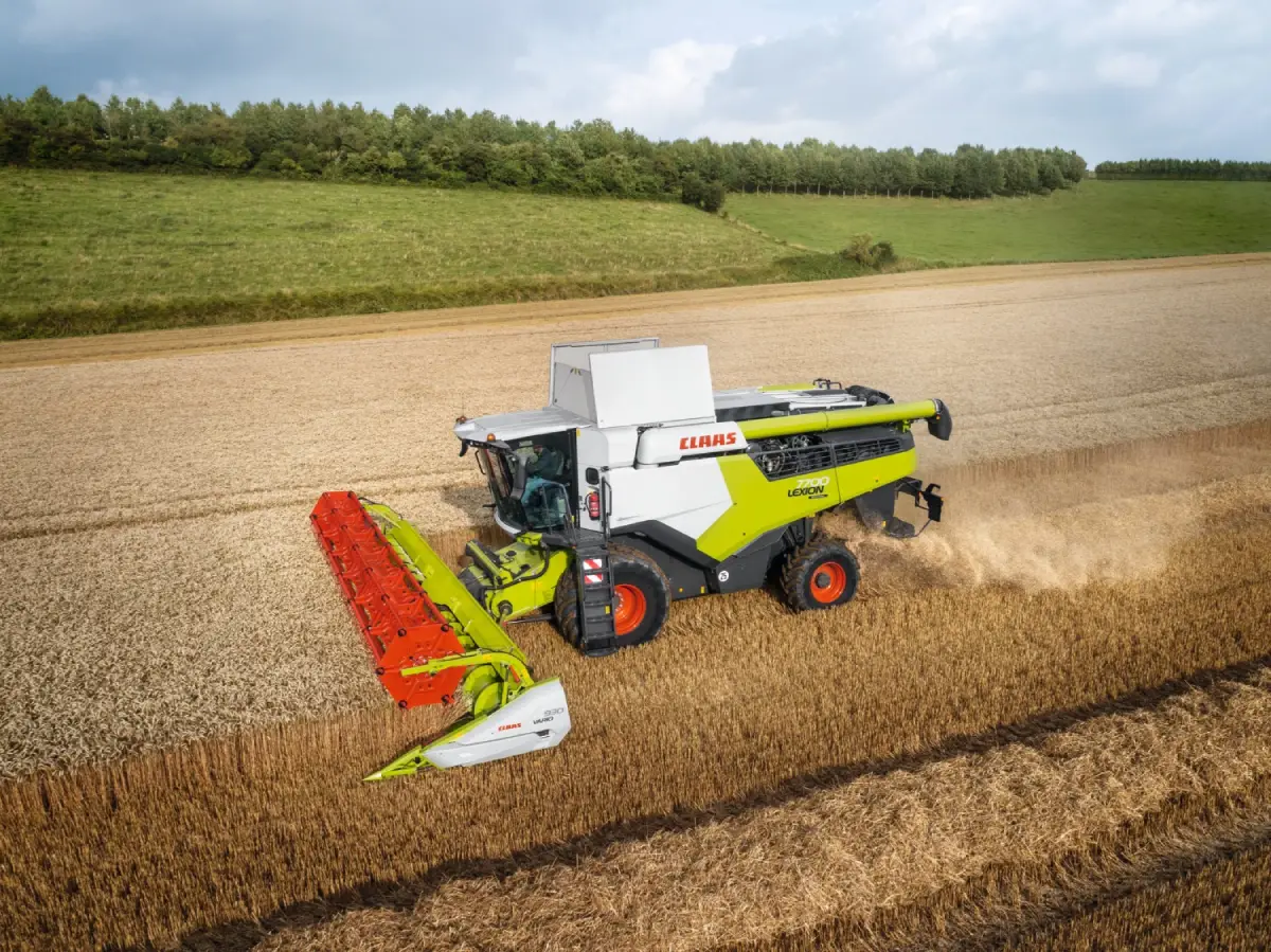 Cosechadora agrícola en campo durante temporada de trabajo